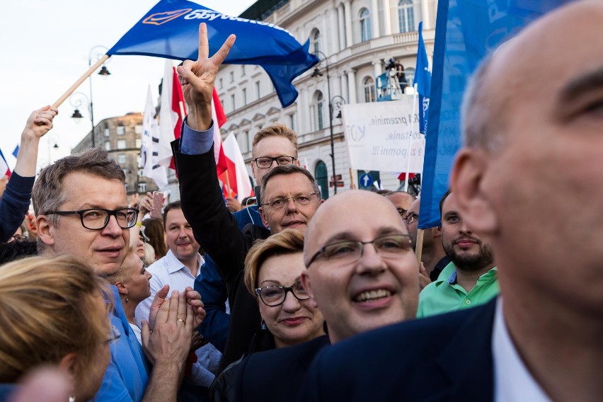 Łańcuch Światła w Warszawie [ZDJĘCIA] Demonstracja przed Pałacem Prezydenckim i marsz przed Sejm