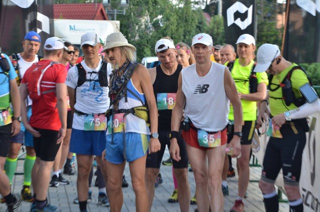 W sobotę o 6 rano w Kielcach rozpoczął się Ultra Maraton 4 Pory Roku Lato 2019. Start znajdował się przy Hali Legionów. Biegacze rywalizują na dystansach 50 i 100 kilometrów. -To jest spore wyzwanie. Cieszę się, że chętnych nie brakuje - mówił tuż po starcie Jacek Wiatrowski z Biegacza Świętokrzyskiego, organizator tego wydarzenia. Na 3 kilometrze prowadził Karol Grabda, drugi był Zenon Stępień z Kielc. To byli faworyci tego biegu. Na mecie pierwszy zameldował się Zenon Stępień, który dystans 100 kilometrów pokonał w czasie 11 godzin, 31 minut i 42 sekund. Drugi był Piotr Knop - 12:27:02, trzeci Karol Grabda - 13:21:44.   (dor)