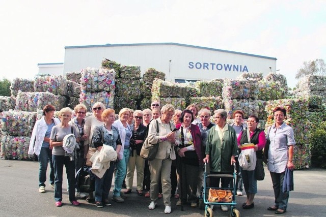 Seniorzy z wizytą studyjną w sortowni śmieci w Baryczy