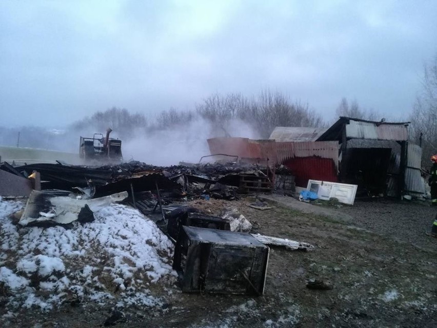 Pożar niewielkiego domu w Brzeźnicy. Niestety spłonął doszczętnie pozbawiając cztery osoby dachu nad głową.  