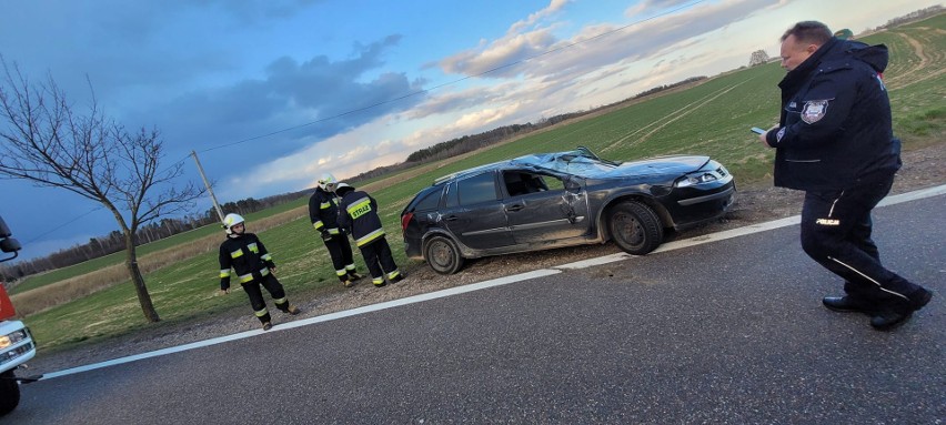 Korycin. Wypadek podczas wyprzedzania na DK8. Auto osobowe dachowało, jedna osoba trafiła do szpitala [ZDJĘCIA]