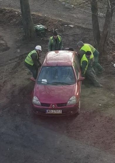 Co za głupota! Robotnicy przestawili samochód koparką. Tak pracuje ekipa przy Niemodlińskiej w Opolu