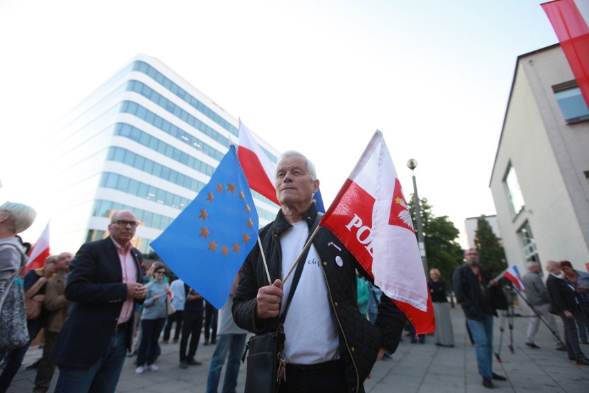 Kraków. Protest KOD w sprawie prokuratorów pod sądem