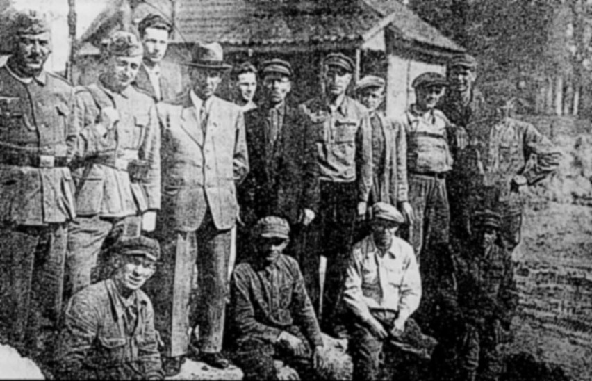 Grupa więźniów obozu w Starosielcach przed wywózką do Prus...