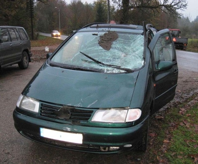 38-letniemu kierowcy volkswagena nic się nie stało.