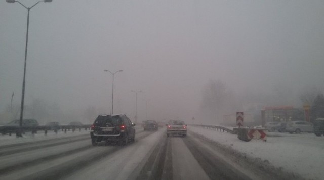 Trasa z Katowic do Sosnowca jest zasypana. Zdjęcie wykonane 5.1.2017 przed godz. 16