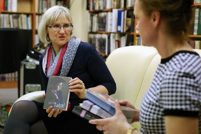 9 lutego w czytelni Miejskiej Biblioteki Publicznej odbyło się spotkanie autorskie z Lidią Czyż, pisarką, nauczycielką i dziennikarką. Lidia Czyż jako powieściopisarka zadebiutowała w 2013 roku  książka „Mocniejsza niż Śmierć”. Dwa lata później powstała kolejna powieść „Narodziny perły”. Dzisiaj ma na koncie 4 powieści. Wszystkie książki powstały na podstawie prawdziwych historii życia osób, które autorka poznaje osobiście. O swoich inspiracjach opowiadała w rozmowie z Magdaleną Pepłońską.