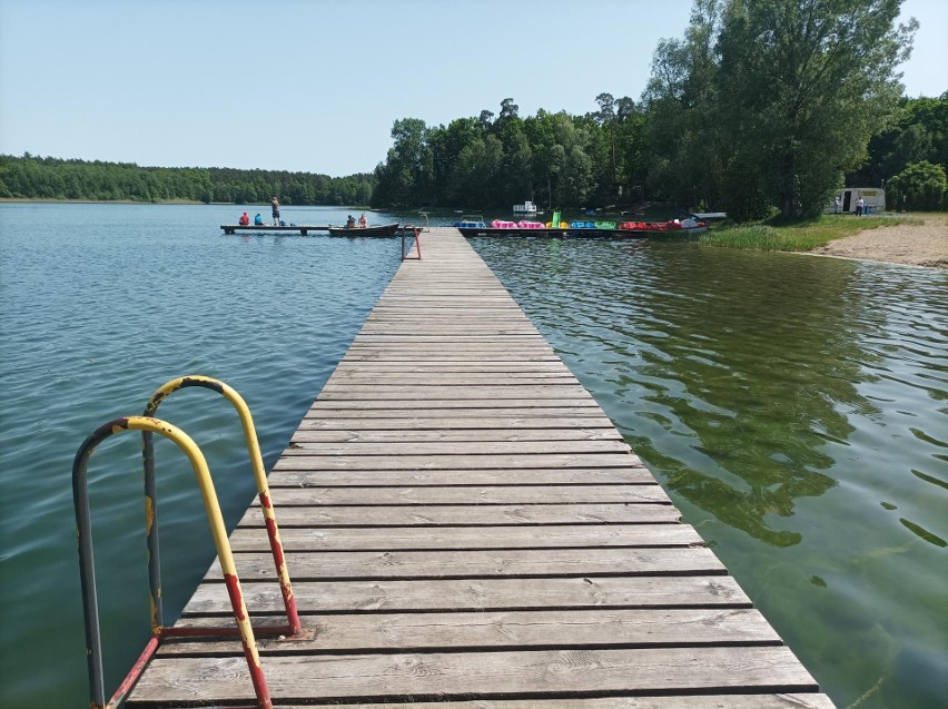 Atutem plaży nad jeziorem Okonin jest duży pomost. Zobacz...