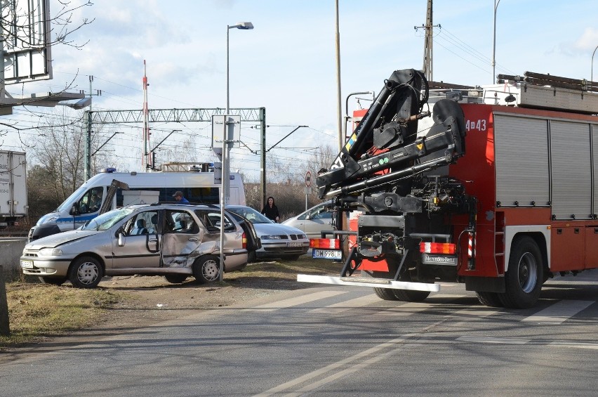Wrocław: Wypadek na Balonowej. Jedno z aut dachowało (ZDJĘCIA)