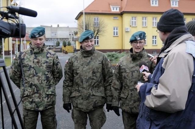 Od prawej: por. Kinga Wojtkowska, mł. chor. Wojciech Wojtkowski i st. plut. Leszek Krasucki po powrocie z Kosowa