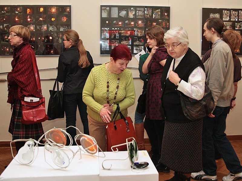 Na otwarcie wystawy "Oblicza szkła" przyszło około 80 osób