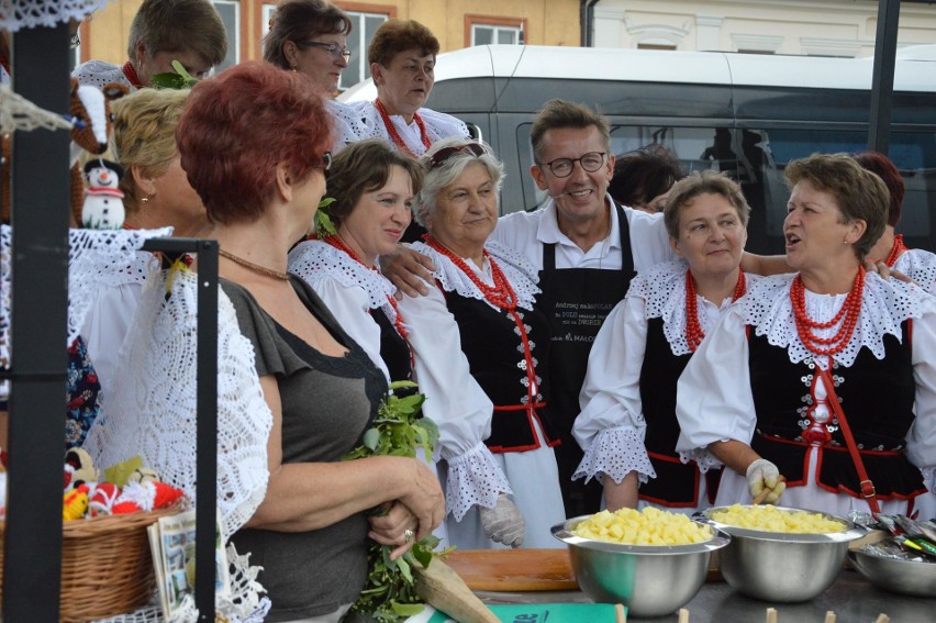 Andrzej Polan i gospodynie z Rodaków na rynku w Miechowie