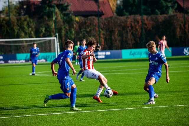 Mecz CLJ U-17 Cracovia - Wisła Kraków na sztucznym boisku Prądniczanki