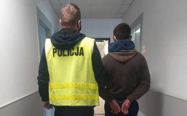 Policjant z młodszym z zatrzymanych mężczyzn