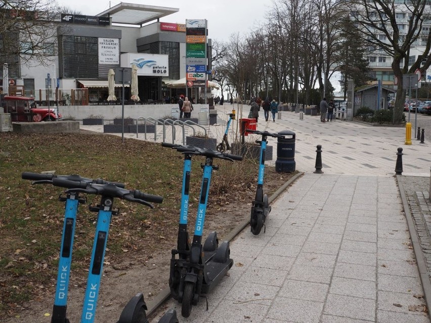 Kołobrzeskie molo to idealne miejsce na spacer. Wietrzna...