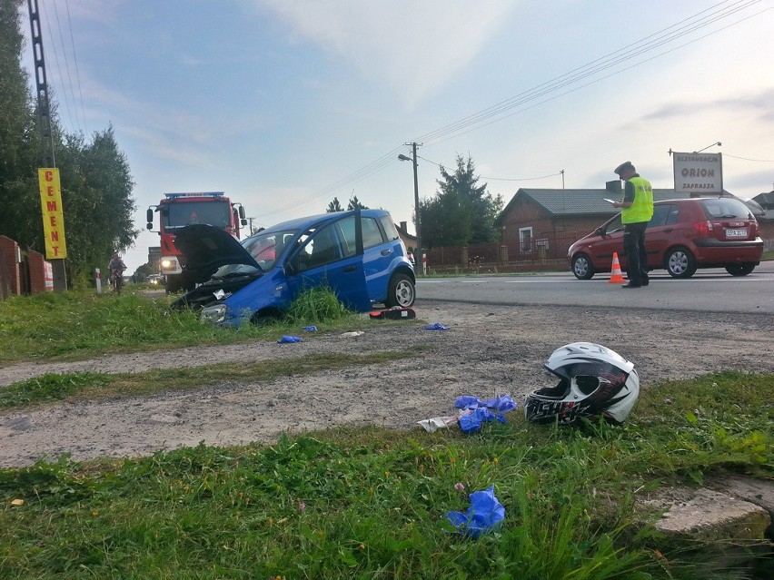 Groźny wypadek w Bychlewie pod Pabianicami. Zderzenie motocykla z osobówką. Ranni!