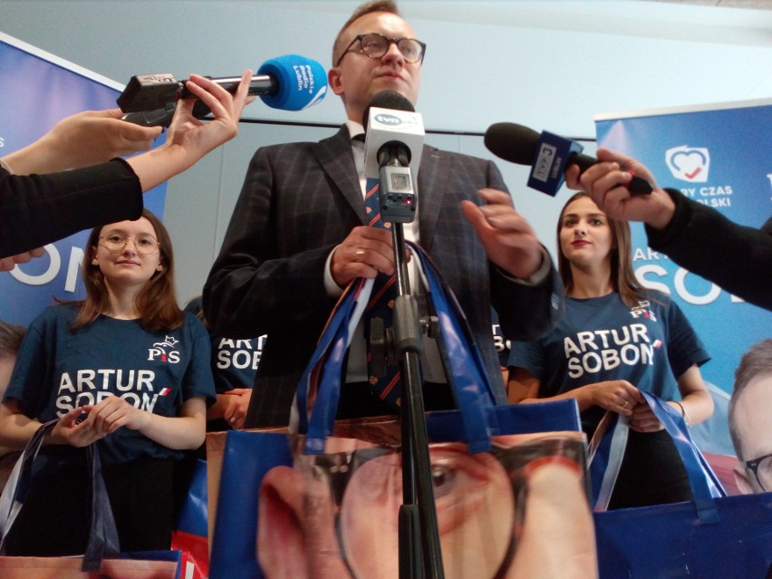 Wybory do Sejmu 2019. Soboń ze swoich banerów zrobił torby na zakupy