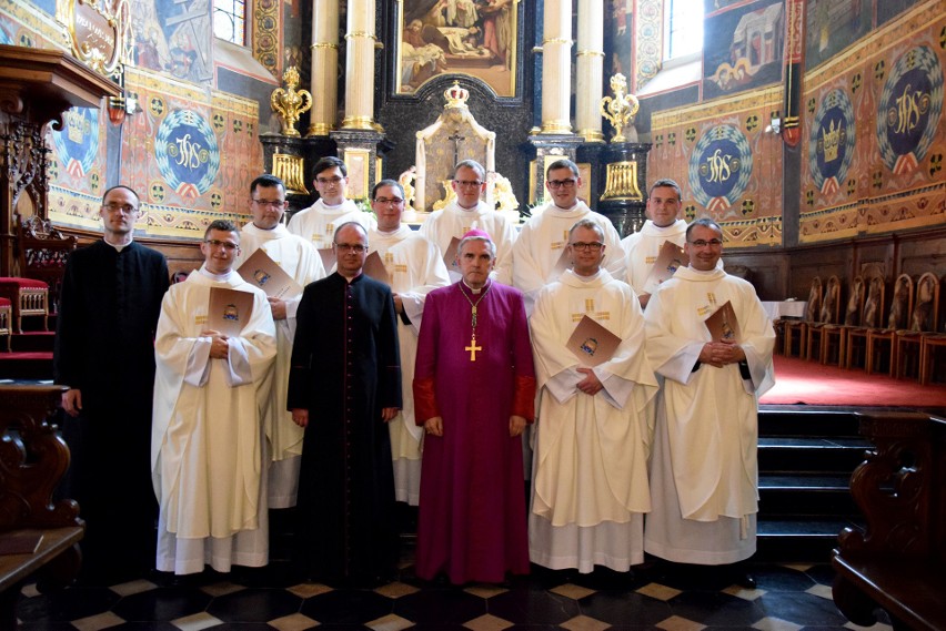 Diecezja sandomierska ma dziewięciu nowych księży! Święcenia przyjęli z rąk biskupa ordynariusza Krzysztofa Nitkiewicza