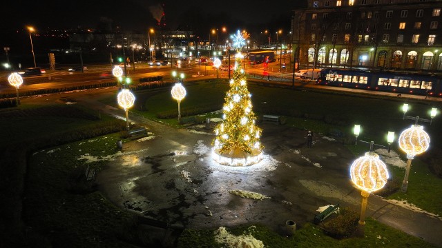 W Nowej Hucie tradycyjnie w okresie świątecznym najpiękniej oświetlony jest Plac Centralny