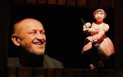 Włodzimierz Jasiński z lalką w spektaklu "Don Kichot" w reżyserii Bogdana Cioska FOT. ARCHIWUM GRTESKI/ŁUKASZ MALINOWSKI
