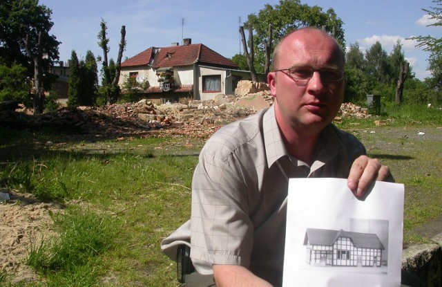 Dr Paweł Szymkowicz (fotografia archiwalna z 2007 r.) na tle ruin zabytkowego dworca Głuchołazy Zdrój pokazuje jak wyglądał dworzec. Teraz kolej rozbierze także torowiska.