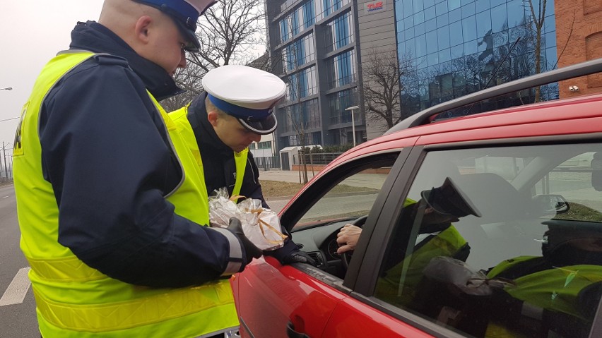 Policyjny tłusty czwartek. Policjanci na akcji "Słodki przepis na bezpieczeństwo" rozdawali pączki za przestrzeganie przepisów [ZDJĘCIA]