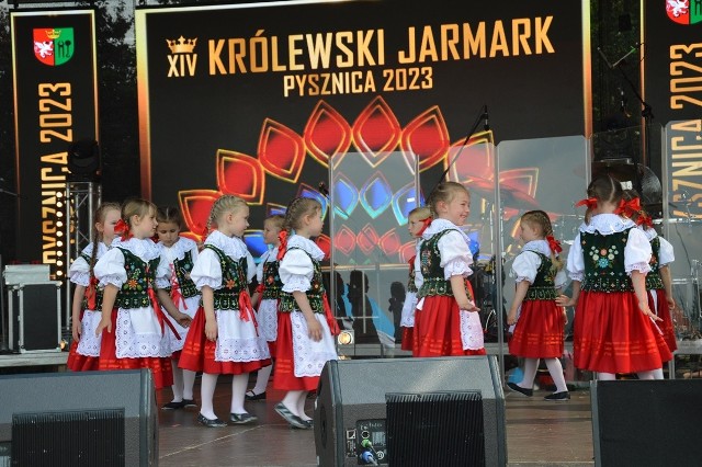 Taneczny występ dzieci na estradzie podczas XIV Królewskiego Jarmarku