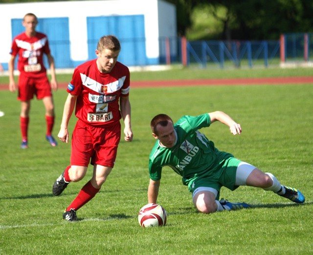 Paweł Olszewski (czerwony trykot) w 1. części trzy razy strzelał na bramkę Sokoła. Do siatki piłka wpadła po trzeciej próbie