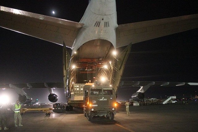 Bezpośrednie transporty lotnicze wysyłane są na pokładzie jednego z największych samolotów transportowych An 124 "Rusłan&#8221;, lub amerykańskimi C-17.
