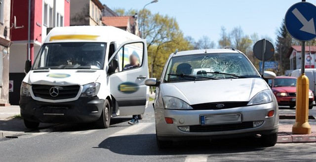 Ranną kobietę karetka pogotowia zabrała do szpitala