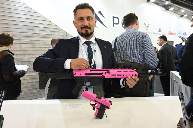 Seweryn Figurski, członek zarządu Fabryki Broni Łucznik Radom, z różowym karabinem.