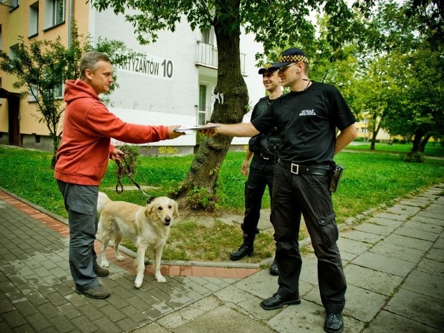 Jarosław Tonderys ze straży miejskiej (z prawej) codziennie wręcza po kilkadziesiąt takich zestawów. Tu na osiedlu Leśna spotkał Dariusza Kusiaka, który "prezent&#8221; przyjął i obiecał, że z niego skorzysta.