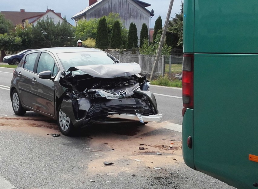 W Radlinie koło Kielc zderzył się autobus wiozący dzieci i dwa samochody osobowe. Są utrudnienia w ruchu