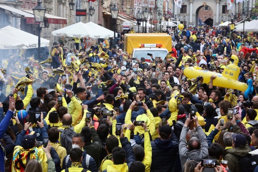 Fani z Hiszpanii i Anglii opanowali centrum Gdańska. Bawią się przed finałem Ligi Europy Villarreal - Manchester United [dużo zdjęć]