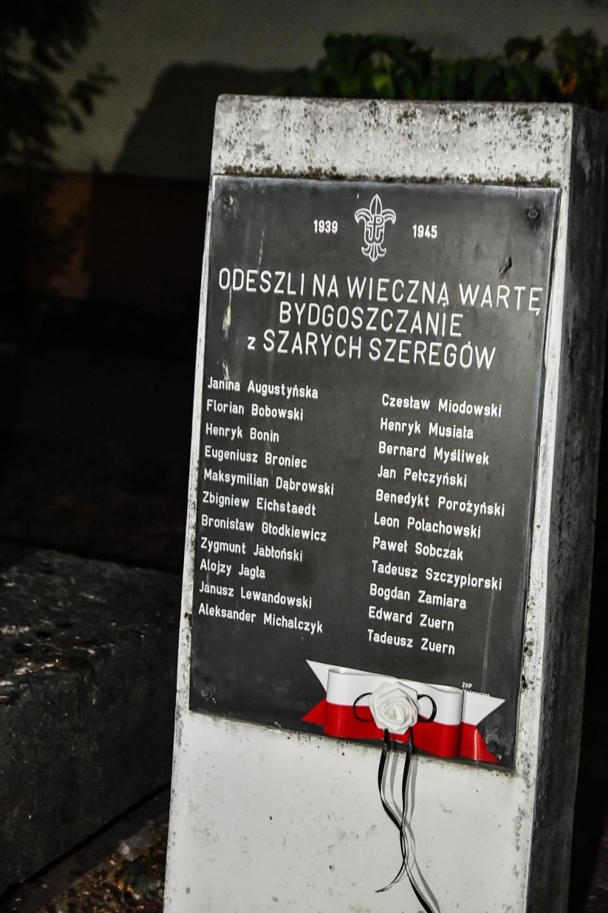 83. rocznica wybuchu II wojny światowej. Harcerze udekorowali miejsca pamięci w Bydgoszczy [zdjęcia]