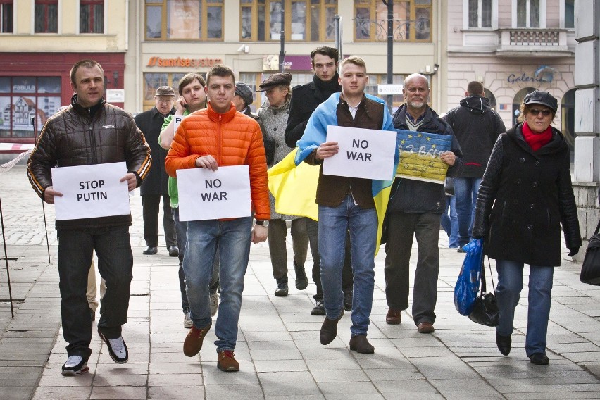 Ukraińcy i Polacy protestują przeciwko interwencji Rosji na...