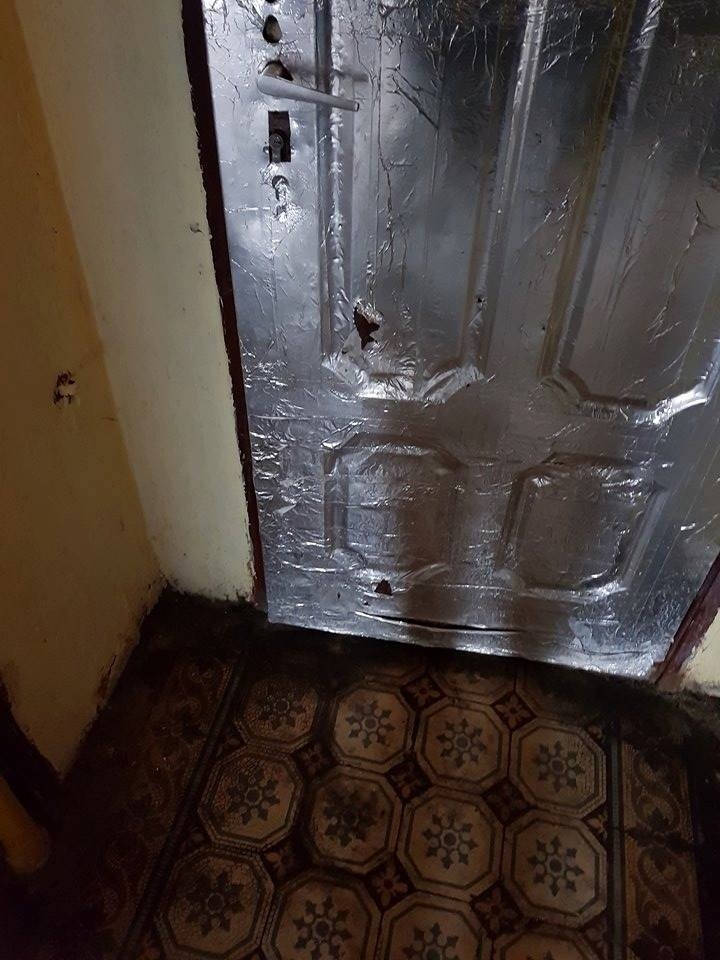 Pod drzwiami, które ktoś również zniszczył, ktoś oddał mocz