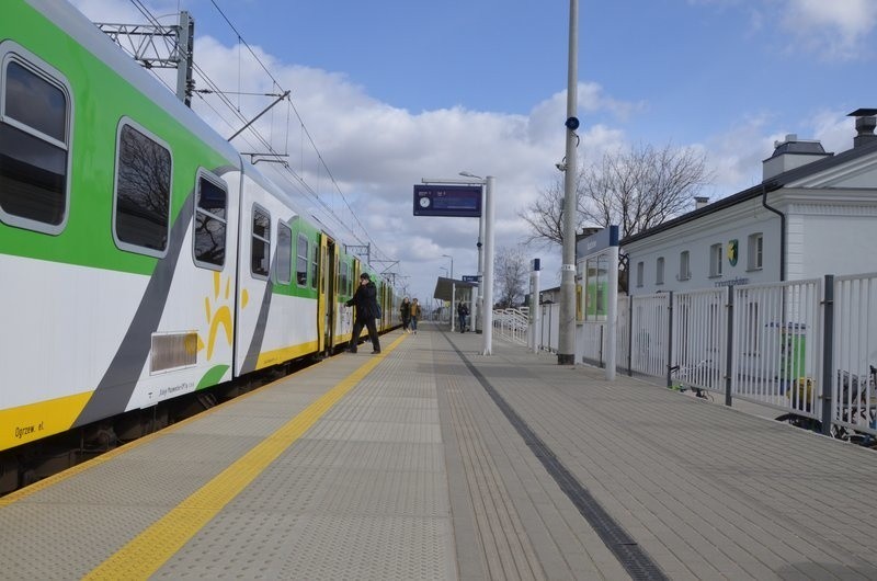 Rail Baltica: Trasa Warszawa - Białystok. Podróżni korzystają już z nowych peronów (zdjęcia)