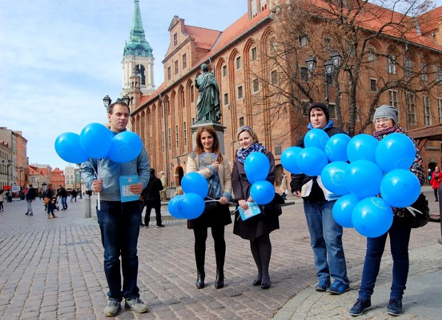 Aby zwrócić większą uwagę mieszkańców, osoby biorące udział w akcji ubrane były na niebiesko i trzymały niebieskie balony.