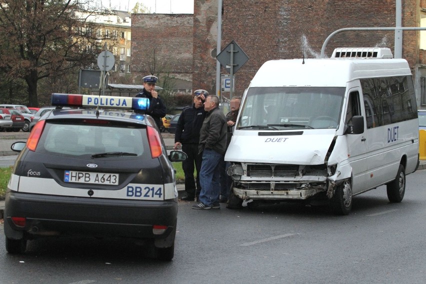 Wypadek busa na skrzyżowaniu Wyszyńskiego i Sienkiewicza