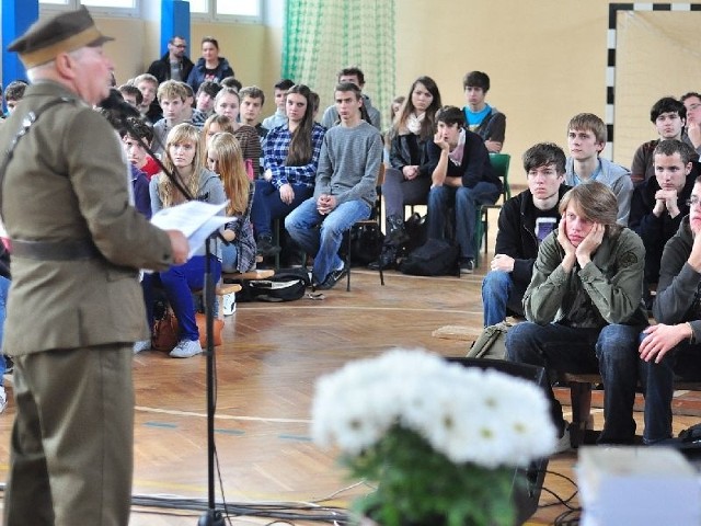 Młodzież z tarnobrzeskiego "Kopernika&#8221; z uwagą słuchała opowieści o żołnierzach Armii Krajowej, którą prezentował Jerzy Widejko.