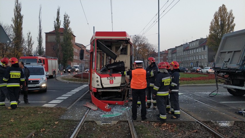 Zderzenie tramwaju i ciężarówki na Zaspie w Gdańsku...