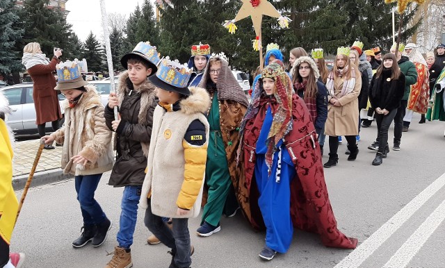 W niedzielę, 6 stycznia już po raz piąty ulicami Kazanowa przeszedł uroczysty Orszak Trzech Króli. Wraz z postaciami Mędrców ze Wschodu przeszli mieszkańcy z całej gminy. Poprzedziły go jasełka, wystawione przez uczniów Zespołu Placówek Oświatowych w Kazanowie oraz uroczysta Msza Święta.W przygotowanie orszaku zaangażowały się władze gminy, radni, druhowie z Ochotniczej Straży Pożarnej, dyrekcja, nauczyciele i uczniowie Zespołu Placówek Oświatowych w Kazanowie oraz zwoleńska i kazanowska policja. Orszak jak co roku cieszył się bardzo dużym zainteresowaniem mieszkańców gminy. Wraz z Mędrcami przez Kazanów przeszło ponad pięćset osób.PRZEGLĄDAJ KOLEJNE ZDJĘCIA >>>