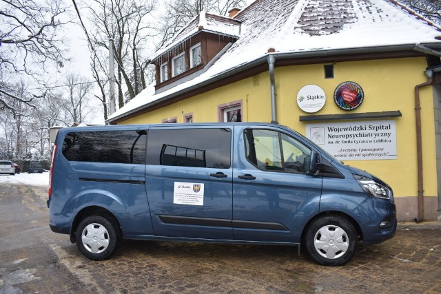 Aż trzy nowe pojazdy trafiły do szpitala neuropsychiatrycznego w Lublińcu.Zobacz kolejne zdjęcia. Przesuwaj zdjęcia w prawo - naciśnij strzałkę lub przycisk NASTĘPNE