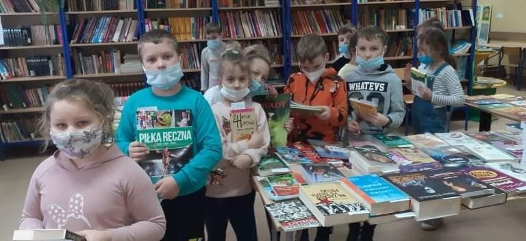 Nowe książki w szkolnej bibliotece w Królewcu. Lektury i nie tylko