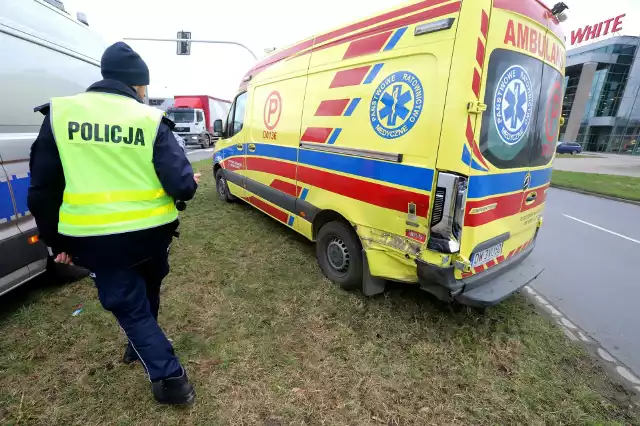 Karetka pogotowia ratunkowego zderzyła się z mercedesem. Na miejscu są służby.