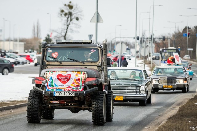 Retro Karawana zabytkowych aut przejechała ulicami Bydgoszczy. W ten sposób posiadacze pojazdów "zagrali" na rzecz WOŚP.