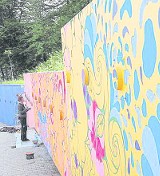 Mural w Bielsku-Białej: Artystka upiększa mur oporowy wzdłuż ulicy Partyzantów