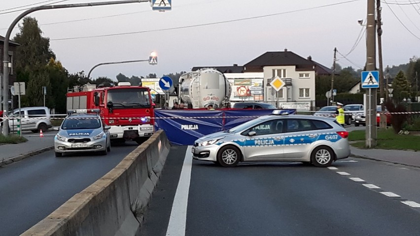 Śmiertelny wypadek w Brzeszczach. Na ul. Ofiar Oświęcimia ciężarowy mercedes potrącił rowerzystę na przejściu dla pieszych [AKTUALIZACJA]