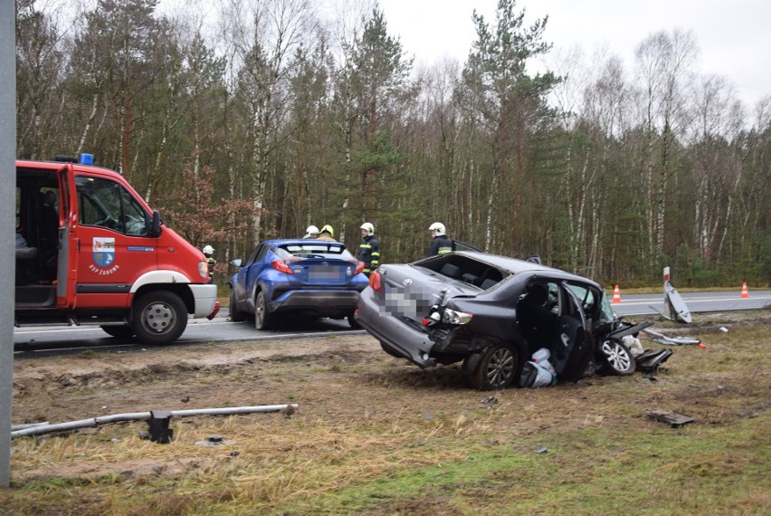 Czołowe zderzenie dwóch toyot na drodze Szczecin - Chociwel. Ranni kierowcy. Ruch wahadłowy ZDJĘCIA, WIDEO